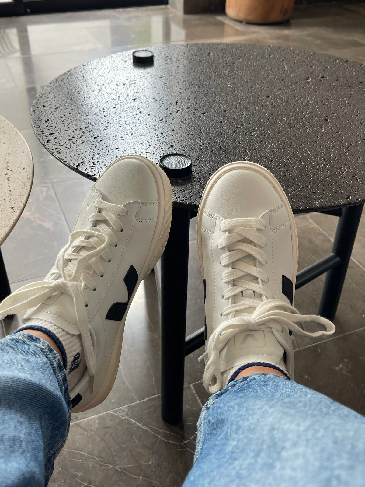 Tenis Veja en Blanco y Negro