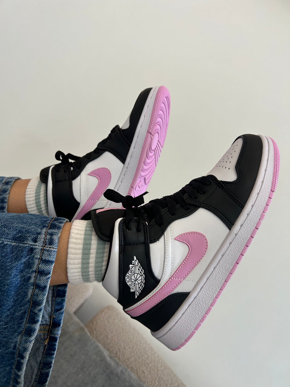 Nike Jordan Mid 1 en rosa y negro