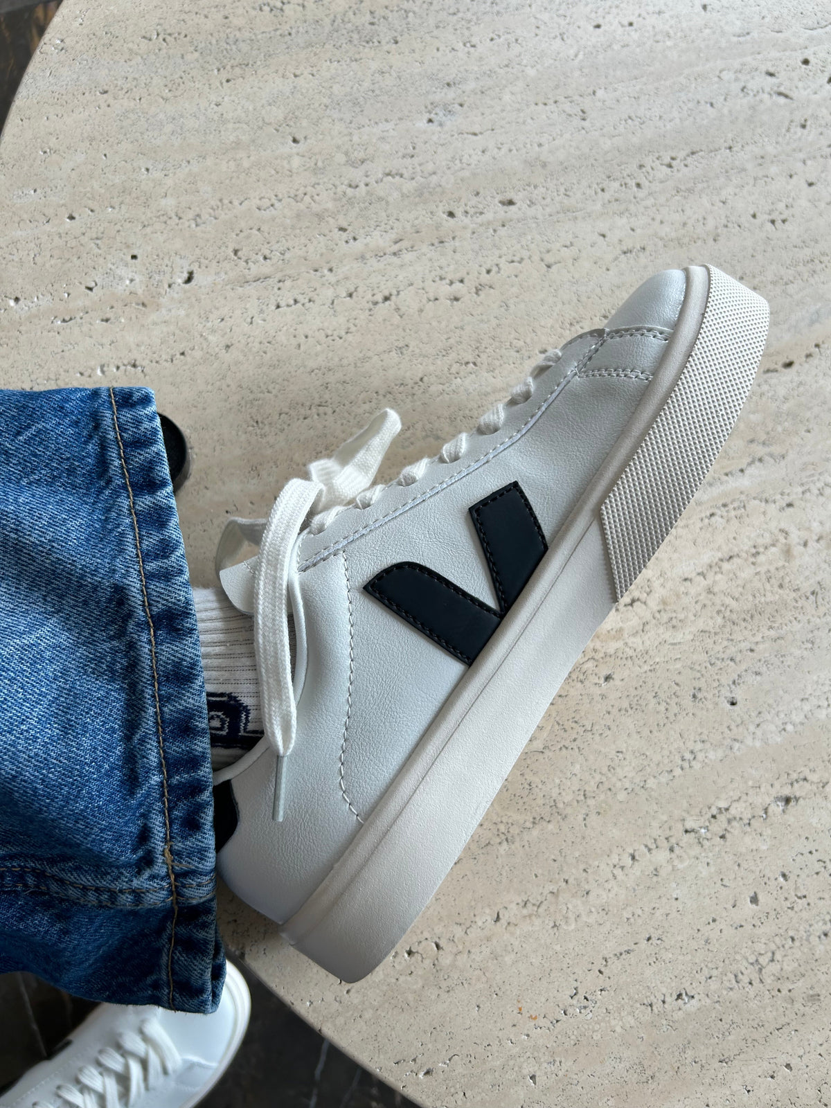 Tenis Veja en Blanco y Negro
