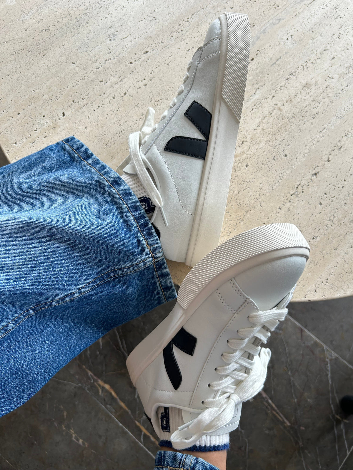 Tenis Veja en Blanco y Negro